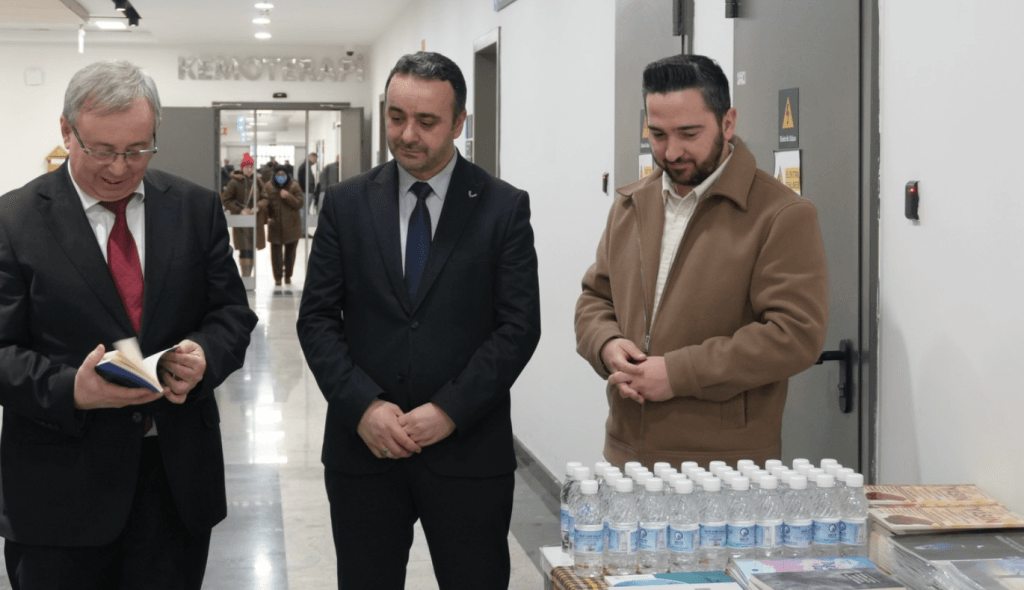 Süleymanpaşa Müftülüğü yetkilileri ve manevi destek personelinin hastanedeki bilgilendirme standında bir araya gelişi.