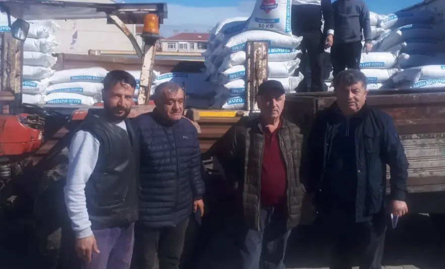 Tekirdağ Süleymanpaşa ve Ergene ilçelerinde küçükbaş hayvan üreticilerine yönelik yem dağıtımının gerçekleştirildiği an.