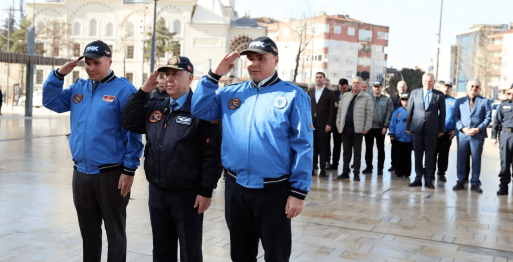 Törende taşınan Türk bayrakları ve Atatürk'ün "İstikbal Göklerdedir" sözünün yer aldığı pankart detayları.