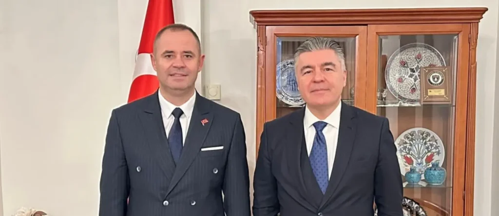 Kırklareli Belediyesi temsilcilerinin Burgaz Başkonsolosu Tolga Orkun'a yöresel ürünlerden oluşan hediye takdimi.