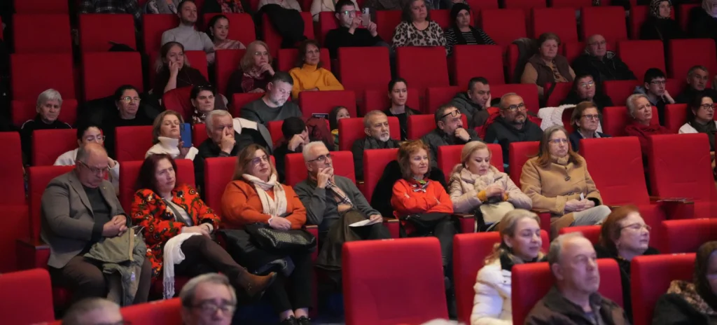 Ünal Baysan Kültür Merkezi ana salonunu dolduran Çorlulu sanatseverler, Türk müziği konserini ilgiyle takip ediyor.