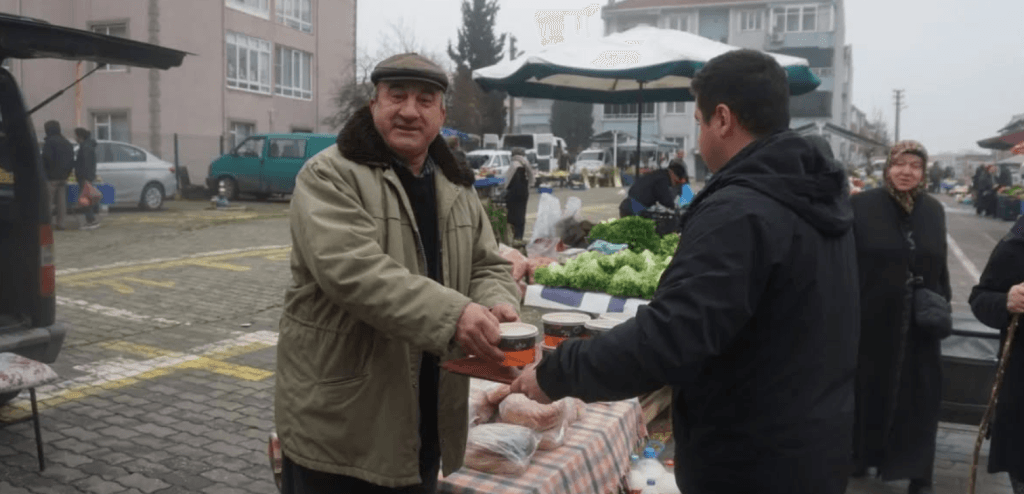 Uzunköprü Belediyesi'ne ait mobil hizmet aracının pazar yerindeki esnafa ulaşmak için konuşlandığı bölge.