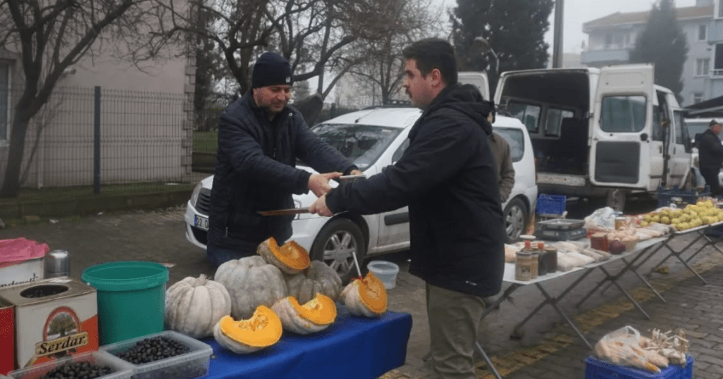 Uzunköprü Belediyesi ekiplerinin Pazartesi Pazarı'nda esnafa ve vatandaşlara sıcak çorba dağıttığı anların genel görünümü.
