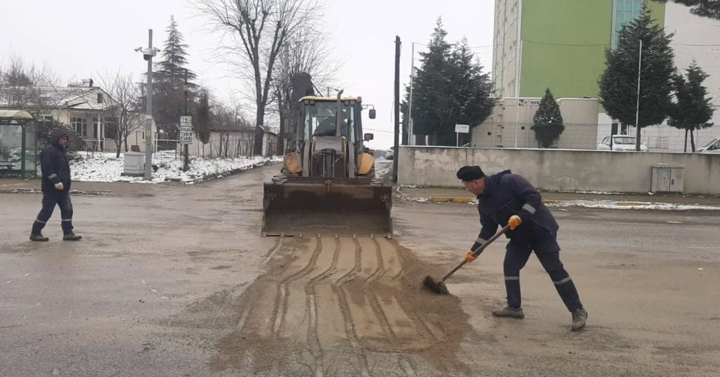Uzunköprü Belediyesi, yol çevrelerinde park ve bahçe bakım çalışmalarına devam ederek şehir estetiğini güçlendiriyor.
