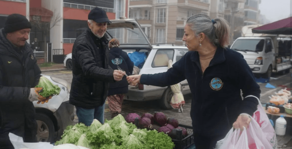 Uzunköprü’de gün ağarırken kurulan pazar tezgahları arasında belediyenin mobil ikram aracının hizmet verdiği anlar.