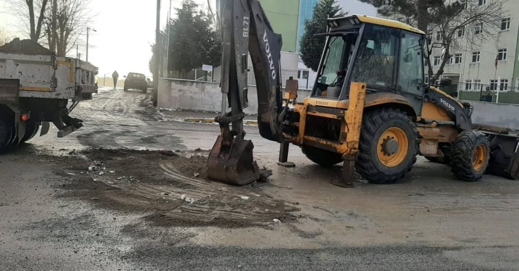Uzunköprü’de ulaşım konforunu artırmak amacıyla belediye ekipleri tarafından yol bakım ve onarım çalışmaları gerçekleştiriliyor.