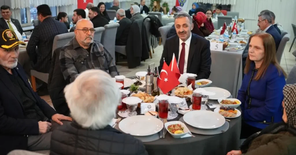 Vali Recep Soytürk'ün vatan kahramanı gazilerle bir araya gelerek Ramazan ayının bereketini ve sohbetini paylaştığı anlar.