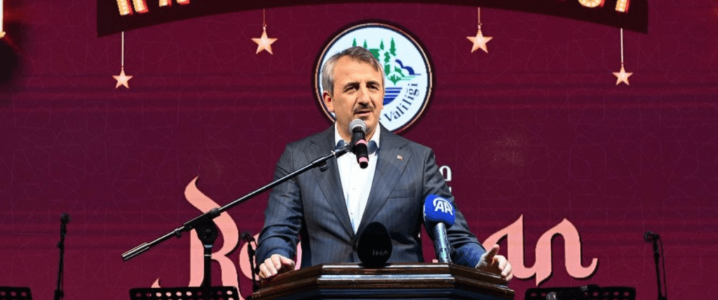 Edirne Valisi Yunus Sezer, Selimiye Meydanı'nda düzenlenen Ramazan Sokağı açılış programında konuşma yaparken.