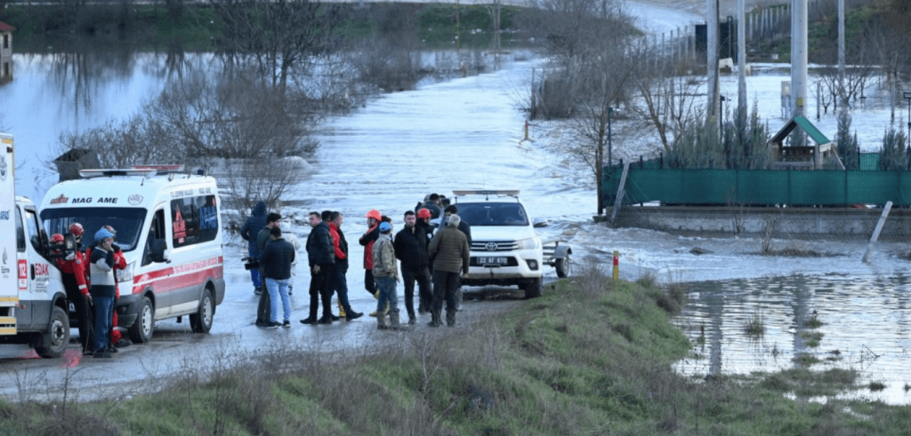 Edirne Valisi Yunus Sezer, Bosna Köy mevkisindeki su taşkını bölgesinde incelemelerde bulunuyor