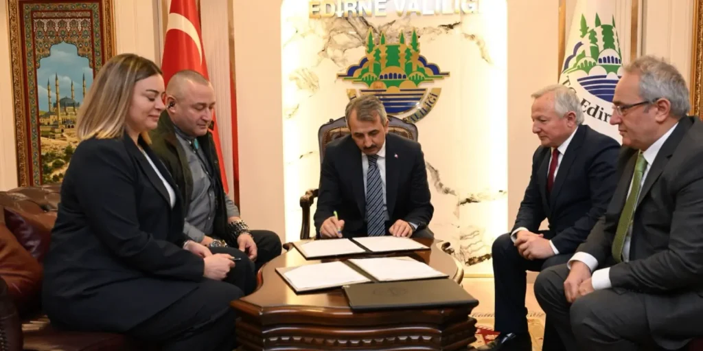 Edirne Valisi Yunus Sezer'in İpsala'ya kazandırılacak olan 12 derslikli Fen Lisesi ve eğitim kompleksinin resmi protokolünü imzaladığı an.