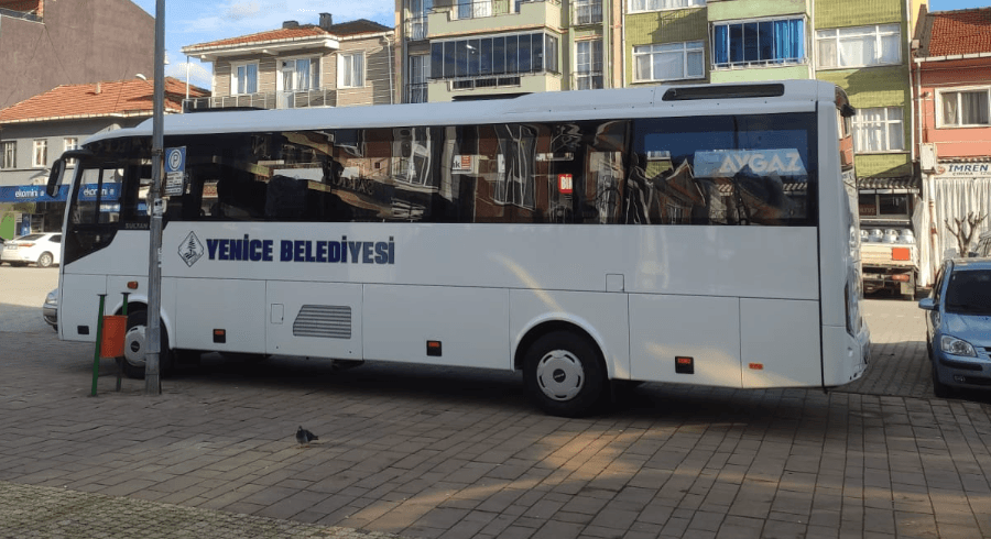 Yenice Belediyesi araç filosuna yeni katılan 40 kişilik modern otobüsün Çarşı Meydanı'ndaki tanıtım görüntüsü.