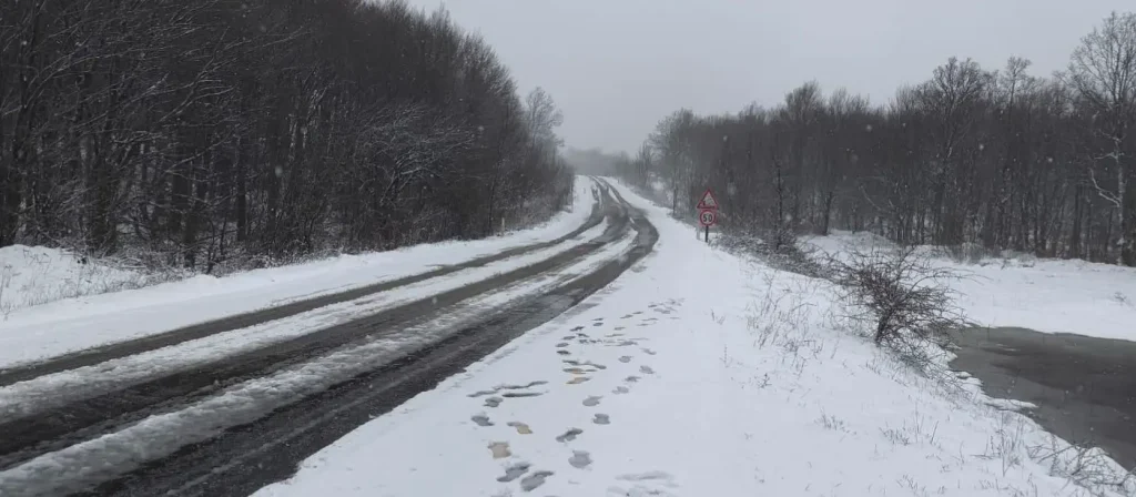 Yenice ilçesi Kazdağları yüksek kesimlerinde kar yağışı sonrası ormanlık alanlar beyaza büründü.