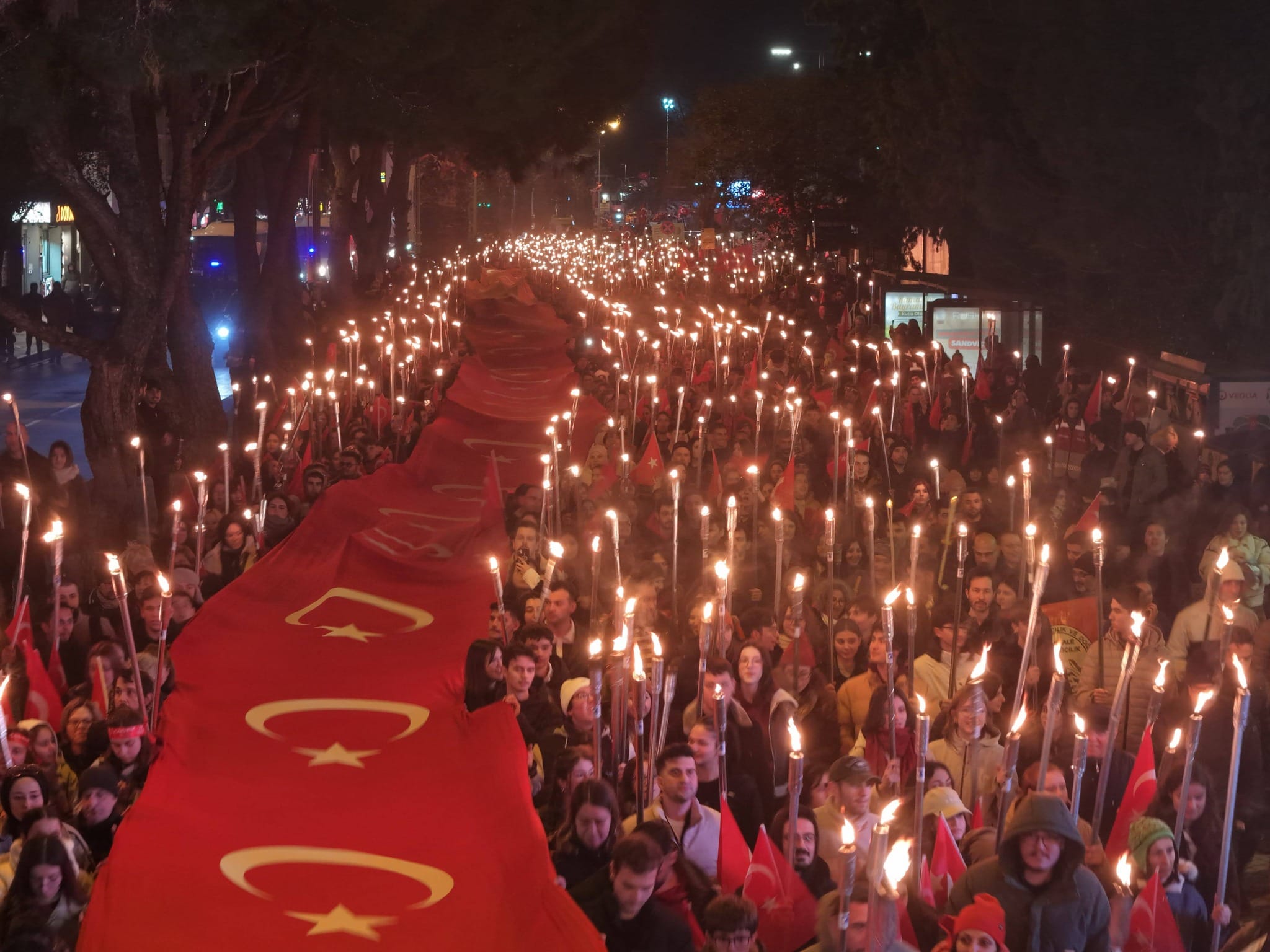 Yılda Çanakkale Ruhu: Dev Fener Alayı Düzenlendi