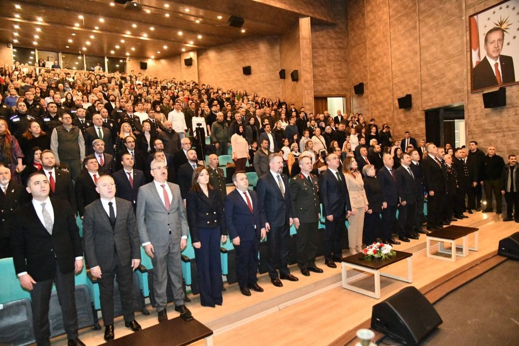 Tekirdağ'da 18 Mart Çanakkale Zaferi’nin 111. yılı büyük bir coşkuyla kutlandı. Vali Recep Soytürk ve protokolün katıldığı anma programının tüm detayları haberimizde.