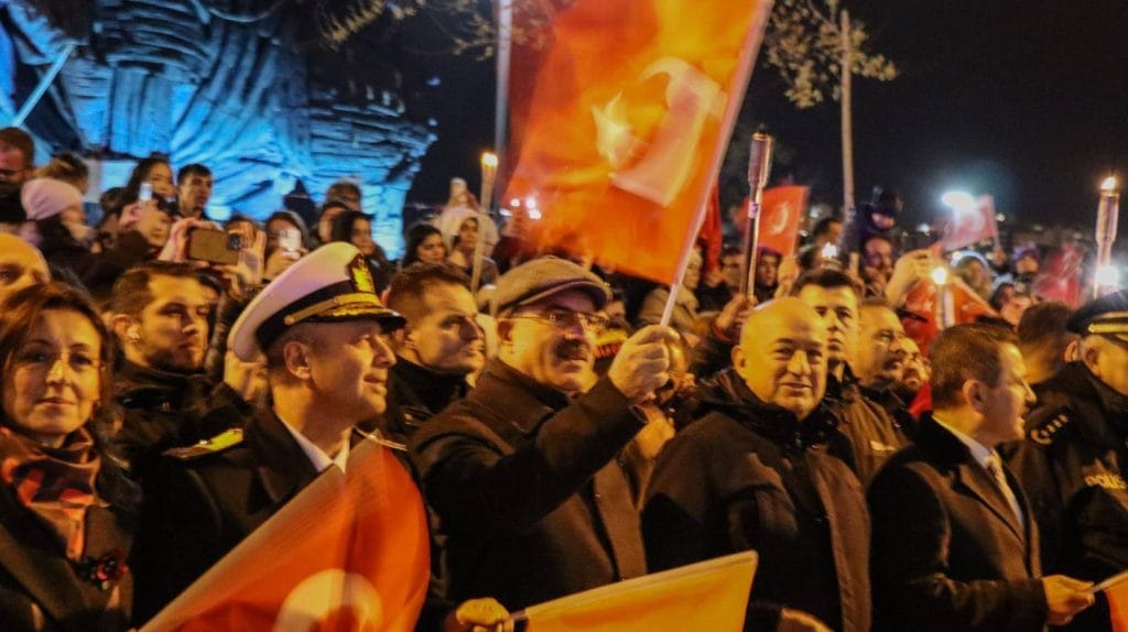 18 Mart Çanakkale Zaferi'nin 111. yılında Çanakkale’de düzenlenen görkemli Fener Alayı binlerce kişiyi bir araya getirdi. Cumhuriyet Meydanı’ndan Valiliğe uzanan dev yürüyüşün tüm detayları haberimizde.