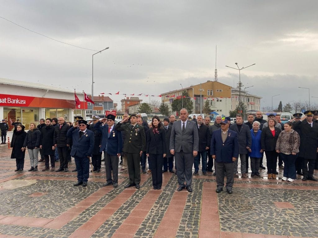Edirne Enez’de 18 Mart Çanakkale Zaferi ve Şehitleri Anma Günü programı büyük bir katılımla gerçekleştirildi. Tören detayları ve okul etkinlikleri haberimizde.