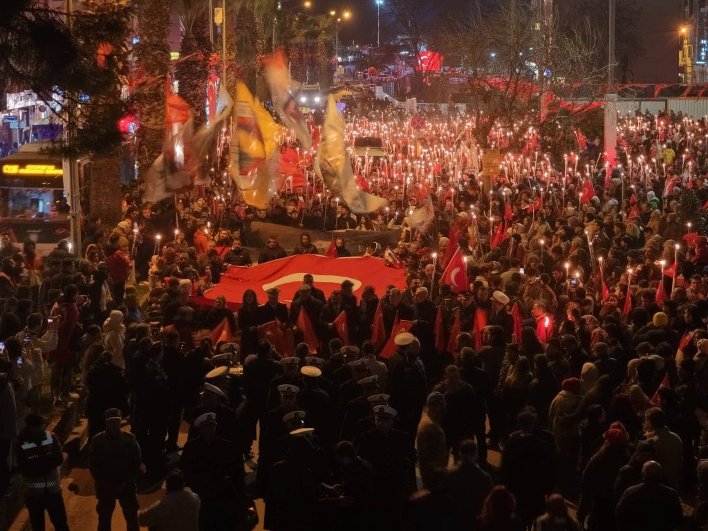 18 Mart Çanakkale Zaferi'nin 111. yılında Çanakkale’de düzenlenen görkemli Fener Alayı binlerce kişiyi bir araya getirdi. Cumhuriyet Meydanı’ndan Valiliğe uzanan dev yürüyüşün tüm detayları haberimizde.
