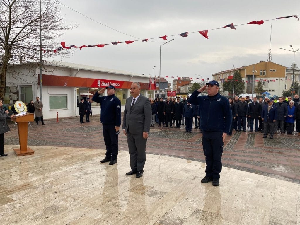 Edirne Enez’de 18 Mart Çanakkale Zaferi ve Şehitleri Anma Günü programı büyük bir katılımla gerçekleştirildi. Tören detayları ve okul etkinlikleri haberimizde.