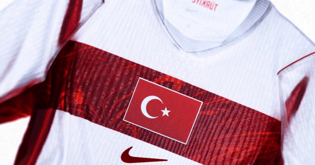 A Milli Takım'ın 2026-2028 dönemi yeni formaları tanıtıldı! Mermer desenli iç saha ve deplasman formalarının detayları, Arda Güler'li tanıtım ve tüm teknik veriler haberimizde.