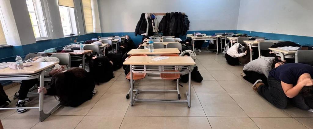 Süleymanpaşa'da gerçeği aratmayan tatbikat! AFAD Tekirdağ İl Müdürlüğü eğitmenleri, Tekirdağ Anadolu Lisesi'nde öğretmen ve öğrencilere temel afet bilinci eğitimi verdi.