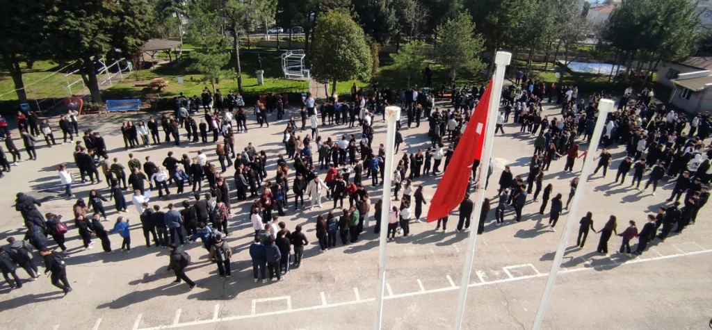 Süleymanpaşa'da gerçeği aratmayan tatbikat! AFAD Tekirdağ İl Müdürlüğü eğitmenleri, Tekirdağ Anadolu Lisesi'nde öğretmen ve öğrencilere temel afet bilinci eğitimi verdi.