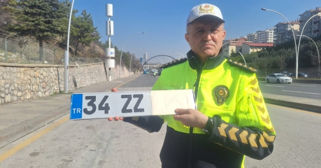 1 Nisan'dan itibaren APP plaka denetimleri sıkılaşıyor! 140 bin TL para cezası ve trafikten men cezası kapıda. Standart plaka özellikleri ve yenileme süreci hakkında tüm detaylar.
