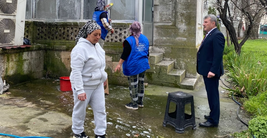 Alpullu Belediyesi ekipleri, Belediye Başkanı Orhan Saltık'ın talimatıyla Şeker Camii'nde kapsamlı temizlik ve bakım çalışması yürüterek camiyi ibadete hazır hale getirdi.