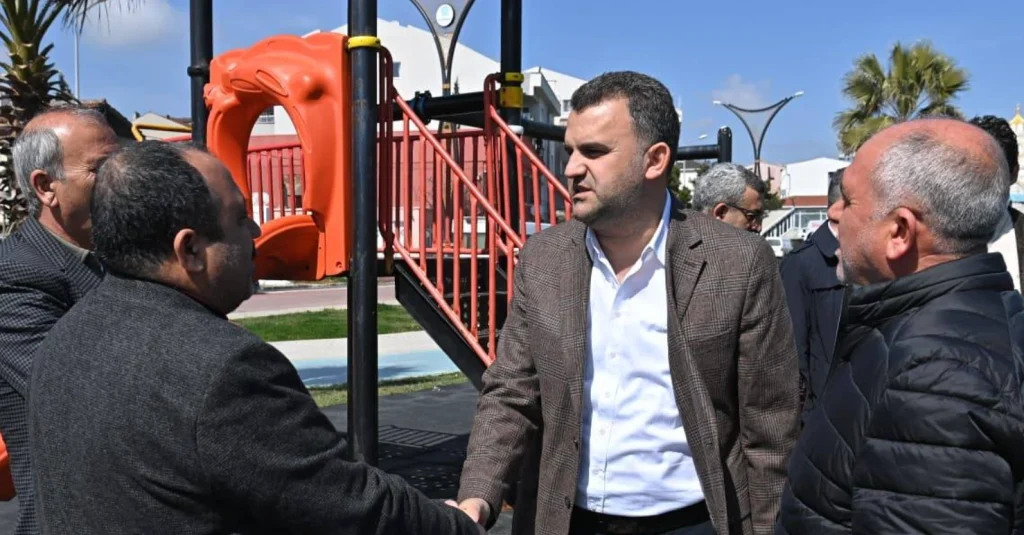 Süleymanpaşa Belediyesi, Altınova sahili ve kıyı şeridini yaza hazırlıyor. Yenileme ve peyzaj çalışmalarının detayları ile mahalle sakinlerinin görüşleri haberimizde.