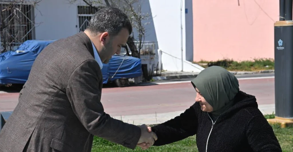 Süleymanpaşa Belediyesi, Altınova sahili ve kıyı şeridini yaza hazırlıyor. Yenileme ve peyzaj çalışmalarının detayları ile mahalle sakinlerinin görüşleri haberimizde.