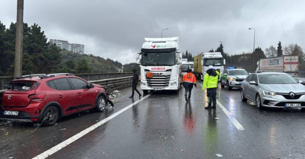 Anadolu Otoyolu Kocaeli Çınarlıdere Viyadüğü’nde zincirleme kaza! İstanbul yolu kapandı, 3 yaralı var. Trafik akışı ve yol durumu hakkındaki tüm detaylar haberimizde.