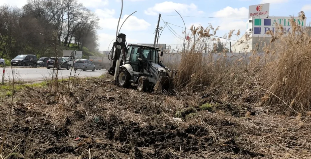 Çerkezköy Belediyesi, Atılım Beton Kavşağı ve Çerkezköy-Kızılpınar Yolu üzerindeki sazlıkları temizledi. Görüş mesafesini artıran çalışma ile yol güvenliği sağlandı. Detaylar haberimizde.