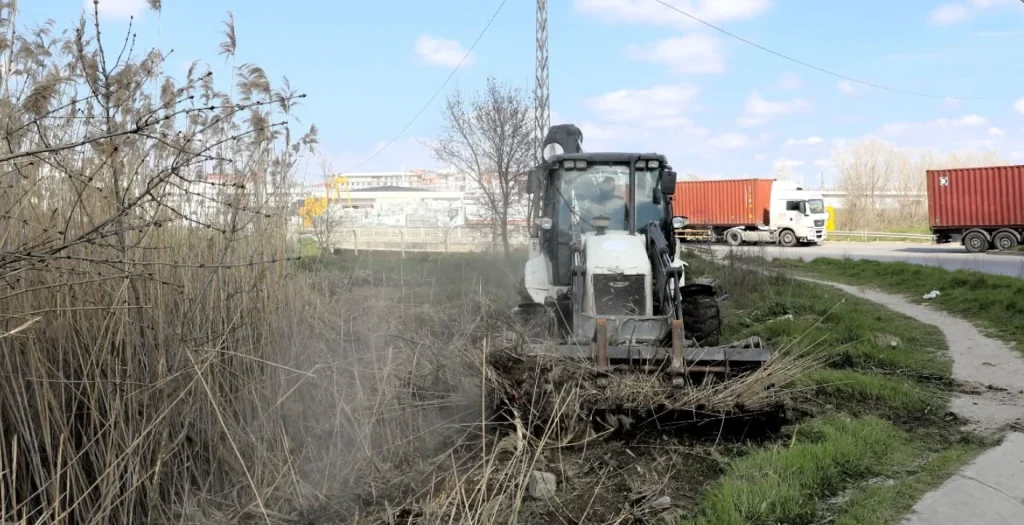 Çerkezköy Belediyesi, Atılım Beton Kavşağı ve Çerkezköy-Kızılpınar Yolu üzerindeki sazlıkları temizledi. Görüş mesafesini artıran çalışma ile yol güvenliği sağlandı. Detaylar haberimizde.