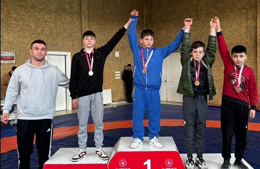 Ayvacık’ın Genç Pehlivanları Çanakkale’yi Salladı