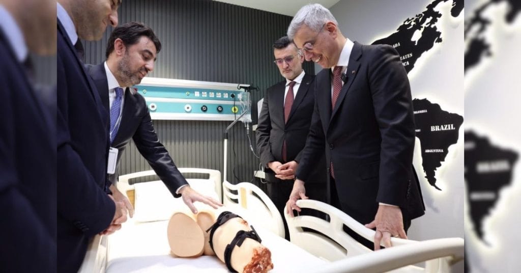 Sağlık Bakanı Prof. Dr. Kemal Memişoğlu, ODTÜ TEKNOKENT'te yerli üretim otonom araç Mango Car ile test sürüşü yaptı. Türk yazılım teknolojilerini yerinde inceledi.