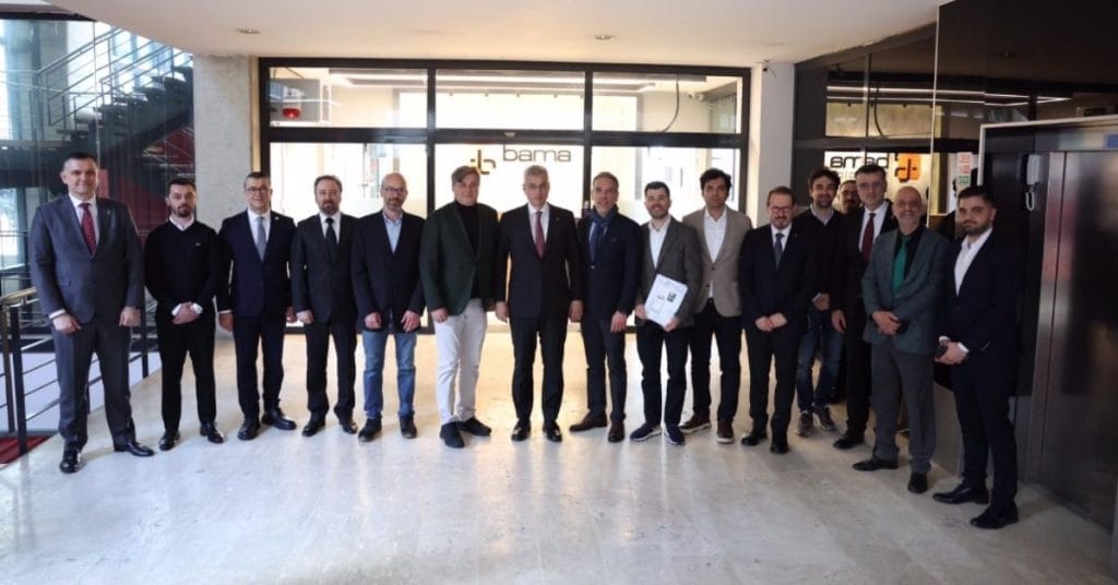 Sağlık Bakanı Prof. Dr. Kemal Memişoğlu, ODTÜ TEKNOKENT'te yerli üretim otonom araç Mango Car ile test sürüşü yaptı. Türk yazılım teknolojilerini yerinde inceledi.