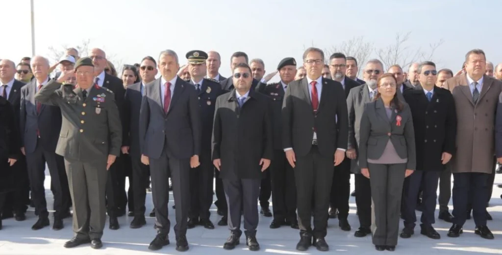 Edirne'de 26 Mart Balkan Şehitlerini Anma Günü dolayısıyla düzenlenen törenlerde şehitlerimiz rahmetle anıldı. Belediye Başkan Vekili Cenk Ergüden törenlere katıldı.