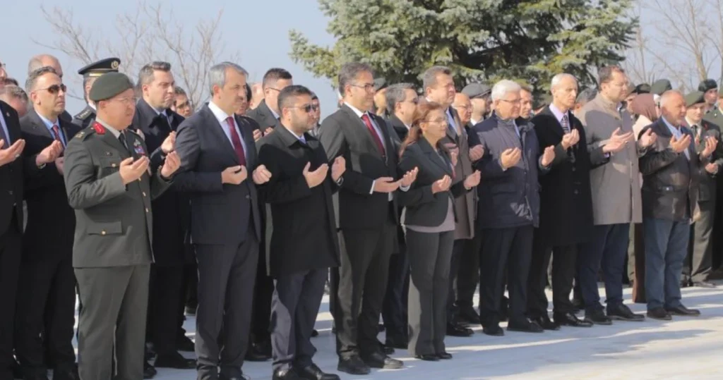 Edirne'de 26 Mart Balkan Şehitlerini Anma Günü dolayısıyla düzenlenen törenlerde şehitlerimiz rahmetle anıldı. Belediye Başkan Vekili Cenk Ergüden törenlere katıldı.