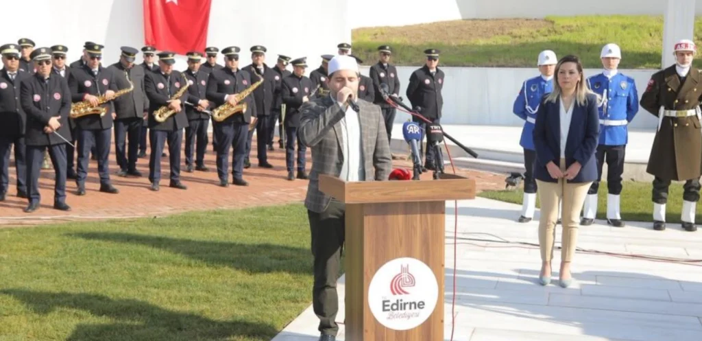 Edirne'de 26 Mart Balkan Şehitlerini Anma Günü dolayısıyla düzenlenen törenlerde şehitlerimiz rahmetle anıldı. Belediye Başkan Vekili Cenk Ergüden törenlere katıldı.