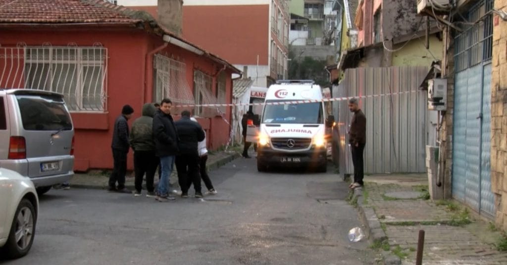 Beyoğlu'nda çıkan yangın faciasında 1 yaşındaki bebek dumandan etkilenerek yaşamını yitirdi. İtfaiye ekipleri ve sağlık birimlerinin müdahale ettiği olayın detayları haberimizde.
