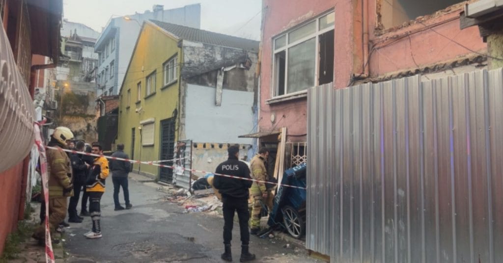 Beyoğlu'nda çıkan yangın faciasında 1 yaşındaki bebek dumandan etkilenerek yaşamını yitirdi. İtfaiye ekipleri ve sağlık birimlerinin müdahale ettiği olayın detayları haberimizde.