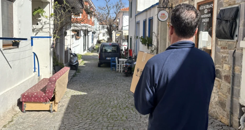 Bozcaada Belediyesi, Ramazan ayı dolayısıyla hazırladığı gıda kolilerini komşularına ulaştırarak yardımlaşma seferberliği başlattı. Detaylar haberimizde.