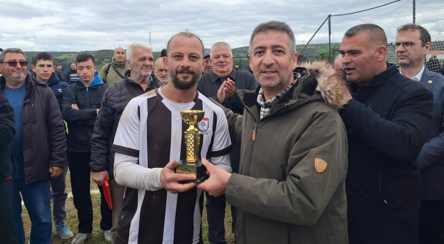 Bozcaada Gençlik Akçapınar’da Şampiyonluk Kupasını Kaldırdı