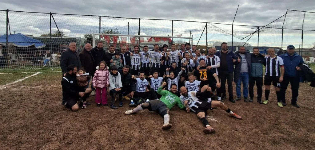 Bozcaada Gençlik, 50. Akçapınar Köy Futbol Turnuvası’nda şampiyonluğa ulaştı! Gol kralı Barış Zorlu ve Belediye Başkanı Yahya Göztepe’nin katılımıyla kupa adaya geldi.