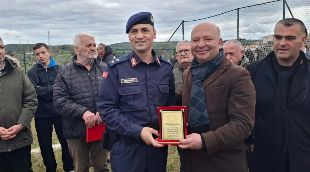 Bozcaada Gençlik, 50. Akçapınar Köy Futbol Turnuvası’nda şampiyonluğa ulaştı! Gol kralı Barış Zorlu ve Belediye Başkanı Yahya Göztepe’nin katılımıyla kupa adaya geldi.