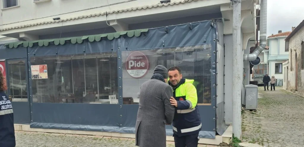Bozcaada'da bayram mesaisi! Belediye Başkanı Yahya Göztepe sahada çalışan ekiplerle bayramlaştı. Adanın gizli kahramanlarına teşekkür ziyareti detayları burada.