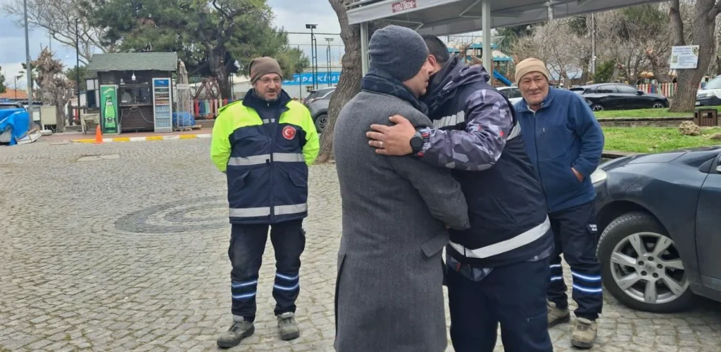 Bozcaada'da bayram mesaisi! Belediye Başkanı Yahya Göztepe sahada çalışan ekiplerle bayramlaştı. Adanın gizli kahramanlarına teşekkür ziyareti detayları burada.