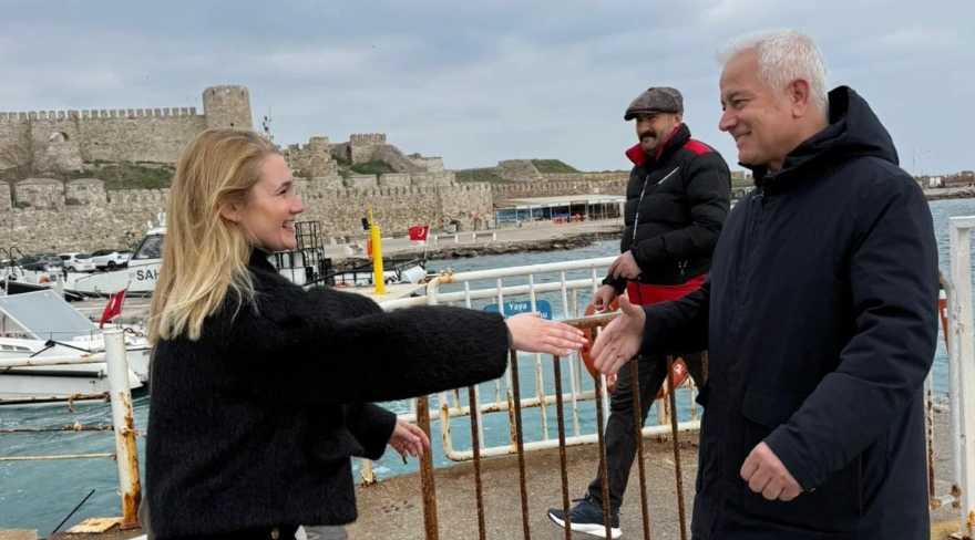 Milletvekili İsmet Güneşhan Bozcaada'yı ziyaret etti! 14 Mart Tıp Bayramı kutlaması, esnaf buluşması ve Dört Mevsim Kafe incelemesinin detayları haberimizde.