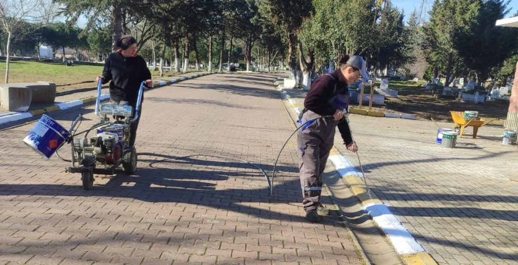 Büyükkarıştıran Belediyesi mezarlık alanında kaldırım boyama ve düzenleme çalışması başlattı. Temiz ve düzenli bir belde için sürdürülen çalışmaların detayları...