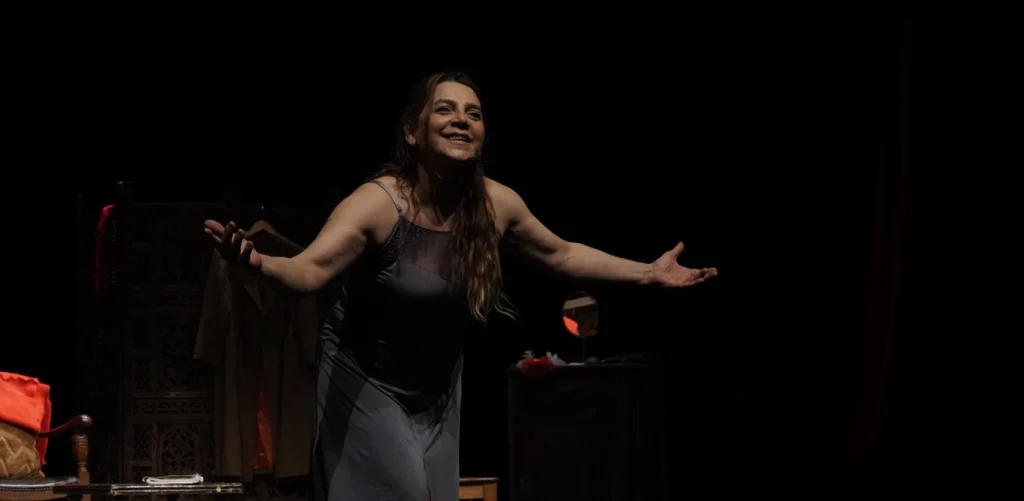 Lüleburgaz Belediyesi ev sahipliğinde sahnelenen "Bir Düş Gibi Cahide Sonku" oyununda, sanatçı Sara Kaplan Türkiye’nin ilk kadın yönetmeninin hayatını canlandırdı.