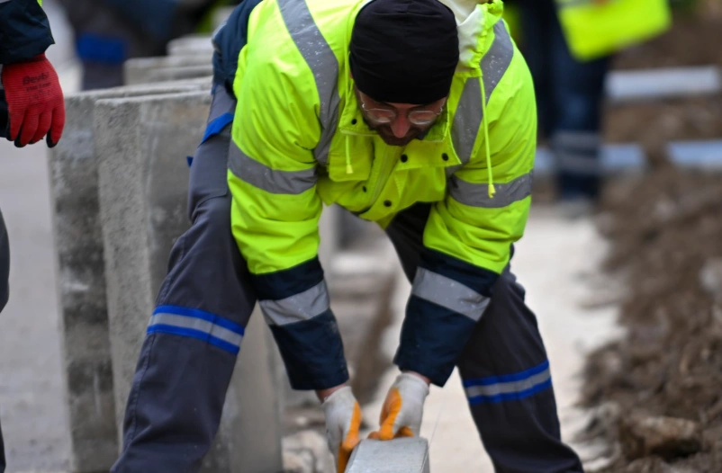 Çanakkale Belediyesi, Alp Mercan Etüt Merkezi çevresinde yürüttüğü çevre düzenleme ve beton parke taş döşeme çalışmalarıyla yaya güvenliğini en üst seviyeye çıkarıyor.